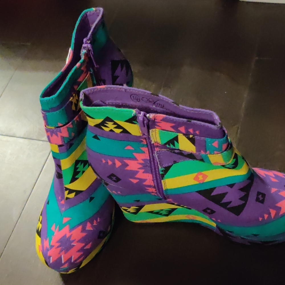 Multicolored tribal wedges